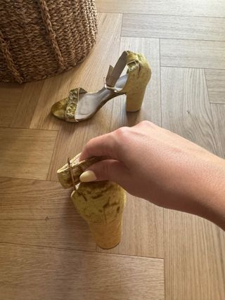 Tacones terciopelo ocre dorado Pimkie