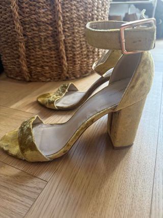 Tacones terciopelo ocre dorado Pimkie