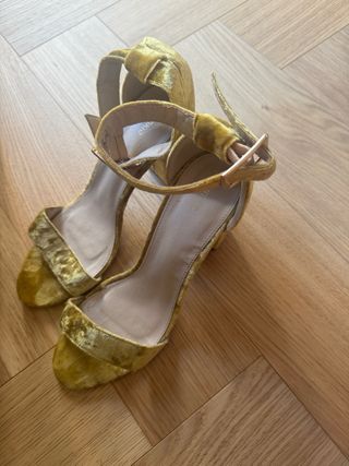 Tacones terciopelo ocre dorado Pimkie