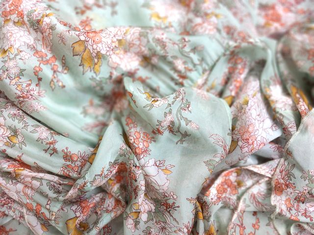 Vestido largo de seda y combinacion a juego