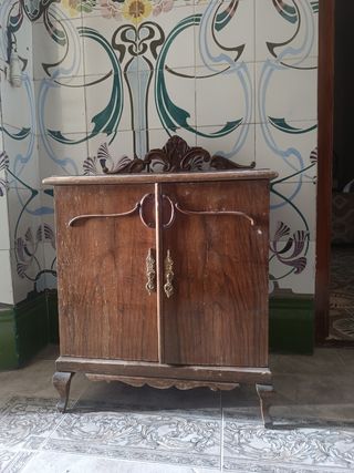 2 vecchi comodini in legno da restaurare.