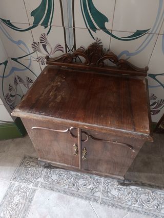 2 vecchi comodini in legno da restaurare.