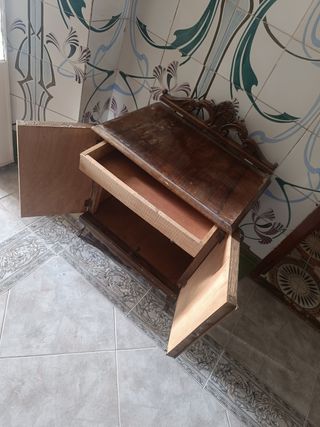 2 vecchi comodini in legno da restaurare.