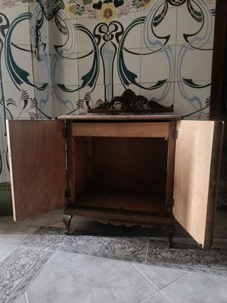 2 vecchi comodini in legno da restaurare.