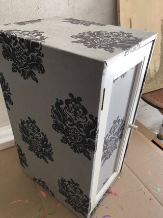 Mueble auxiliar blanco . esta tapizado .