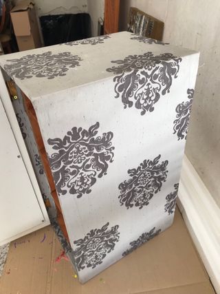 Mueble auxiliar blanco . esta tapizado .