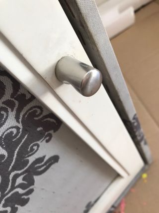 Mueble auxiliar blanco . esta tapizado .