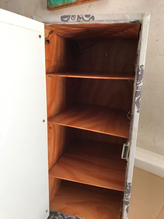 Mueble auxiliar blanco . esta tapizado .