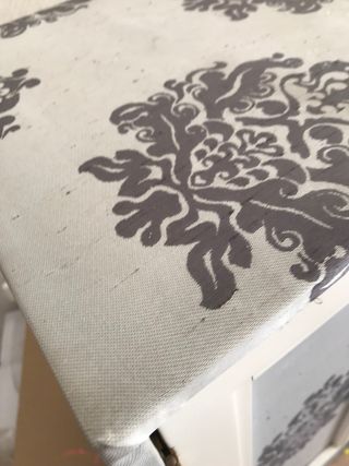 Mueble auxiliar blanco . esta tapizado .