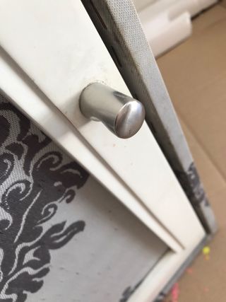 Mueble auxiliar blanco . esta tapizado .