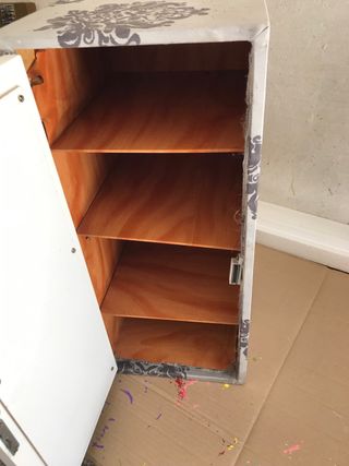 Mueble auxiliar blanco . esta tapizado .