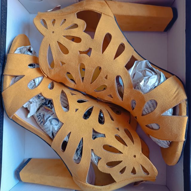 Zapatos tacón amarillos mostaza  verano talla 40