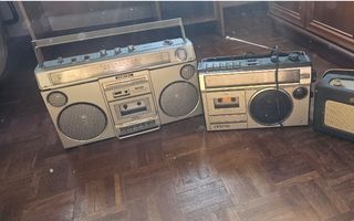 Radios antiguas y cascos