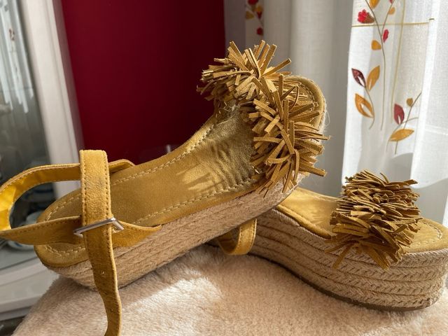 Sandalias plataforma amarillas