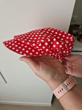 Gorra rayada negra y gris y otra roja