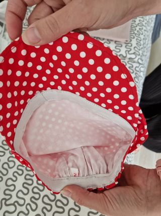 Gorra rayada negra y gris y otra roja