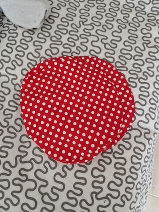 Gorra rayada negra y gris y otra roja