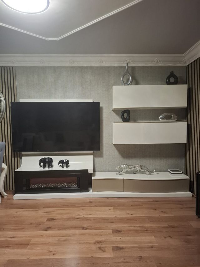 Mueble TV salón beige y blanco