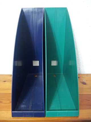 Revisteros plásticos azul y verde