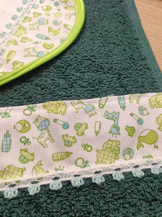 Conjunto babero y toalla bebé hecho a mano