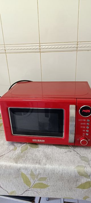 Microondas Severin Rojo Retro PARA REPARAR.