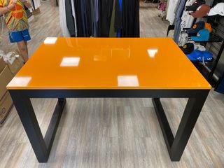 Mesa mostrador naranja y negra