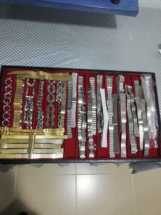 Pulseras reloj: 20+ doradas y plateadas. 