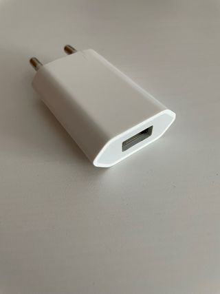 Cargador + 2 Fundas iPhone 12 + 2 protectores