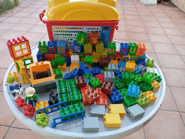 Lote de muchos juegos de construcción para niños