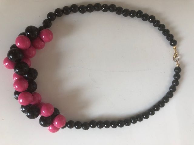 Collar bolas negras y rosas