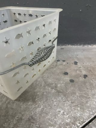 Cesta blanca de plástico