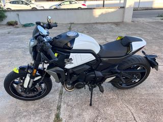 Moto estilo cafe racer de la marca CFMOTO