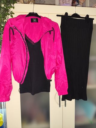 Conjunto falda negra y cortavientos rosa