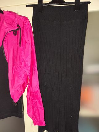 Conjunto falda negra y cortavientos rosa