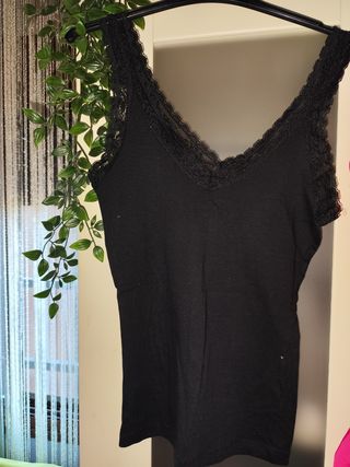 Conjunto falda negra y cortavientos rosa