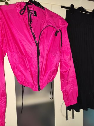 Conjunto falda negra y cortavientos rosa