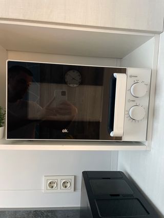 Microondas 700W - Abierto pero no utilizado
