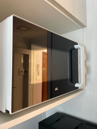 Microondas 700W - Abierto pero no utilizado