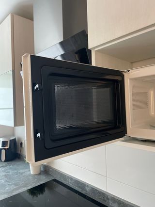 Microondas 700W - Abierto pero no utilizado