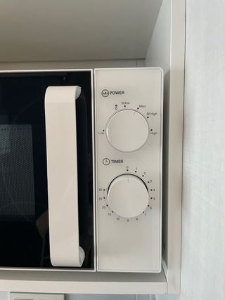 Microondas 700W - Abierto pero no utilizado