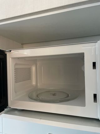 Microondas 700W - Abierto pero no utilizado