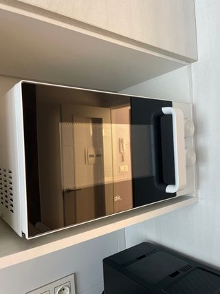 Microondas 700W - Abierto pero no utilizado