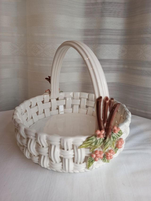 Cestino in ceramica bianca