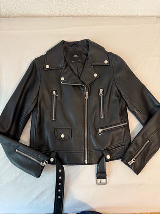 Chaqueta cuero negro de Zara