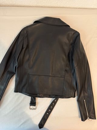 Chaqueta cuero negro de Zara