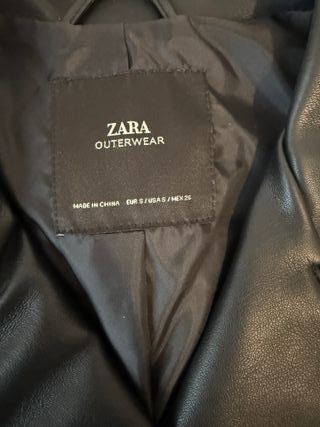 Chaqueta cuero negro de Zara
