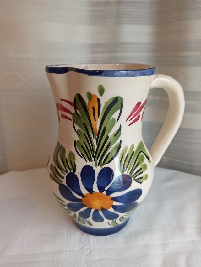 Caraffa in ceramica blu e bianca