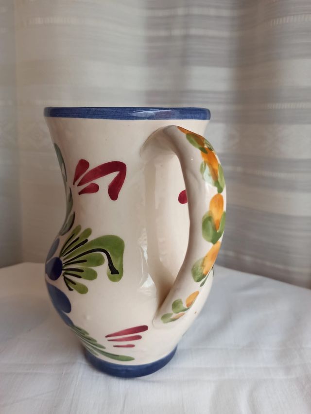 Caraffa in ceramica blu e bianca