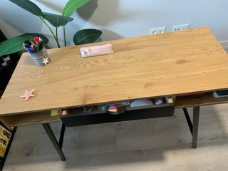 Escritorio en madera y metal negro con cajones