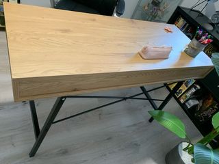 Escritorio en madera y metal negro con cajones